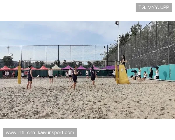世界沙排巡回赛海滩开战 观众在海风中为球员呐喊，世界沙滩排球锦标赛